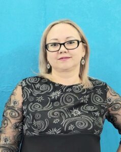 Заместитель заведующего, воспитатель,  учитель эвенкийского языка Хейкури Наталья Сергеевна.